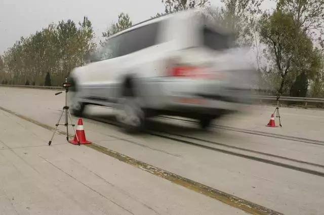 会踩刹车才叫老司机,老司机踩刹车的技巧