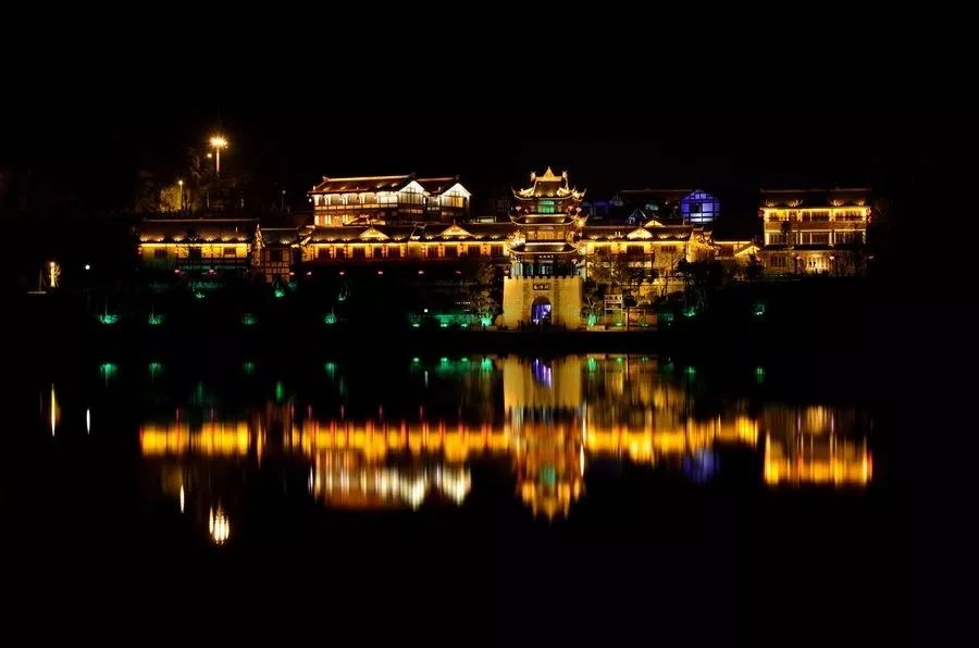 看重庆洪崖洞夜景去哪里,看重庆洪崖洞朝天门夜景最佳位置