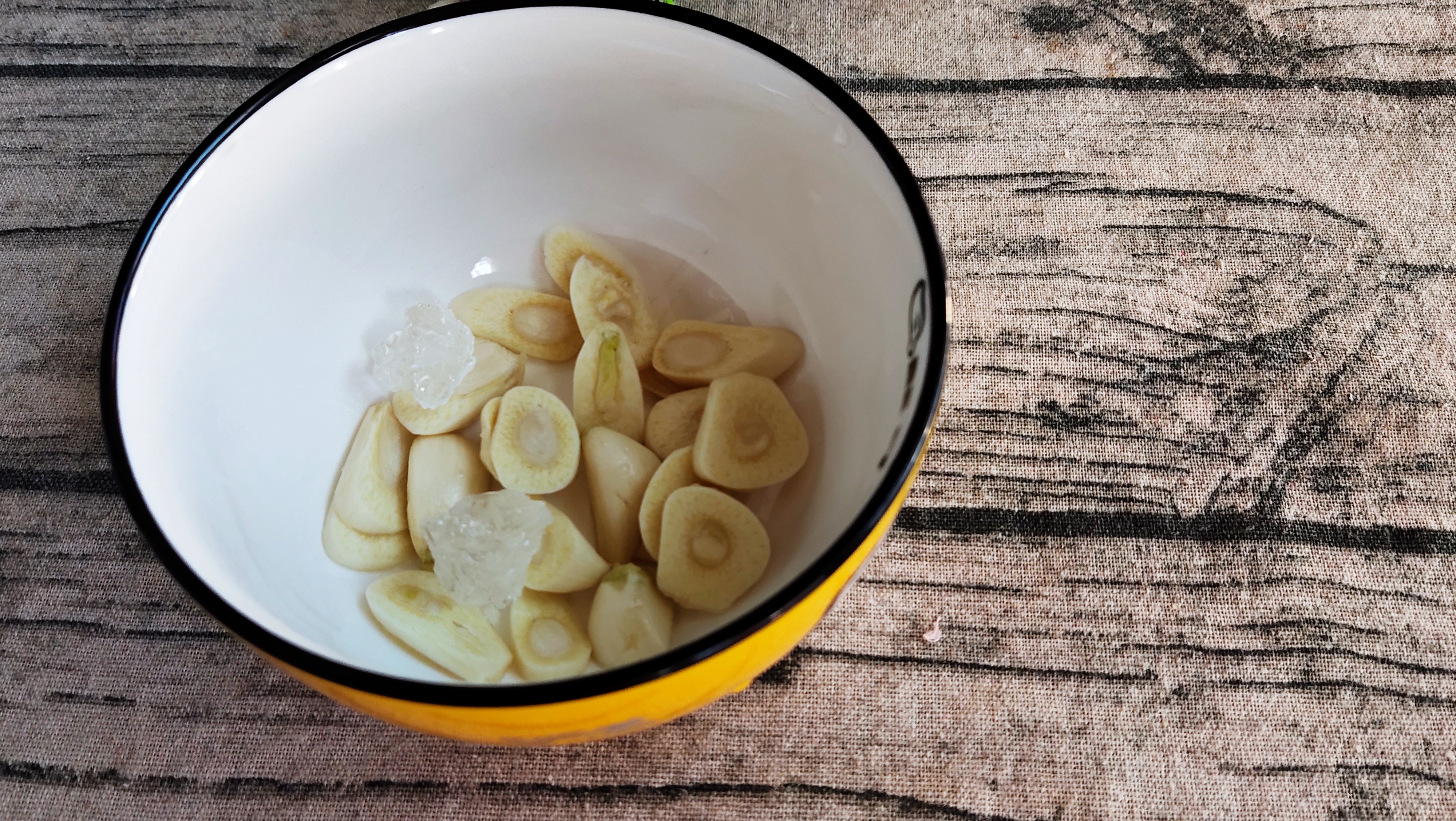 新鲜的大蒜蒸一蒸竟然如此好吃,大蒜加水上锅蒸的疗效