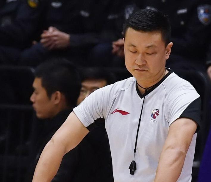 这已经不能叫主场哨了，有这仨裁判，就勇士队来了也白扯