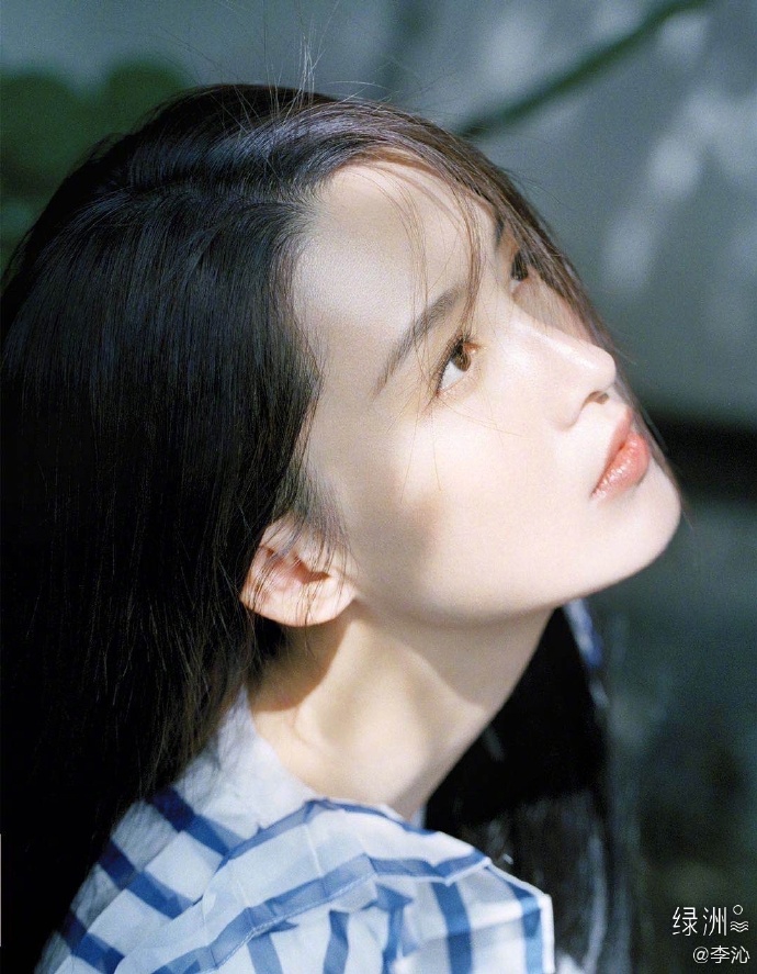 李沁侧颜一样的图片,李沁肤白貌美美得让人着迷