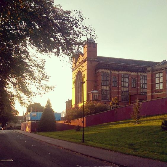 英国的大学哪个难考,英国的211大学