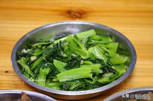 去乡下的婶婶家摘水果，堂哥下厨做了一桌客家菜，撑到打饱嗝