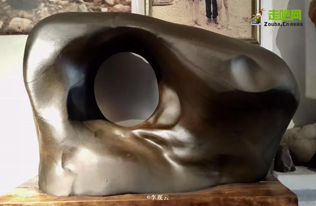 为了寻找疯狂的石头，他成为最早环驾中国的人，至今年龄成谜