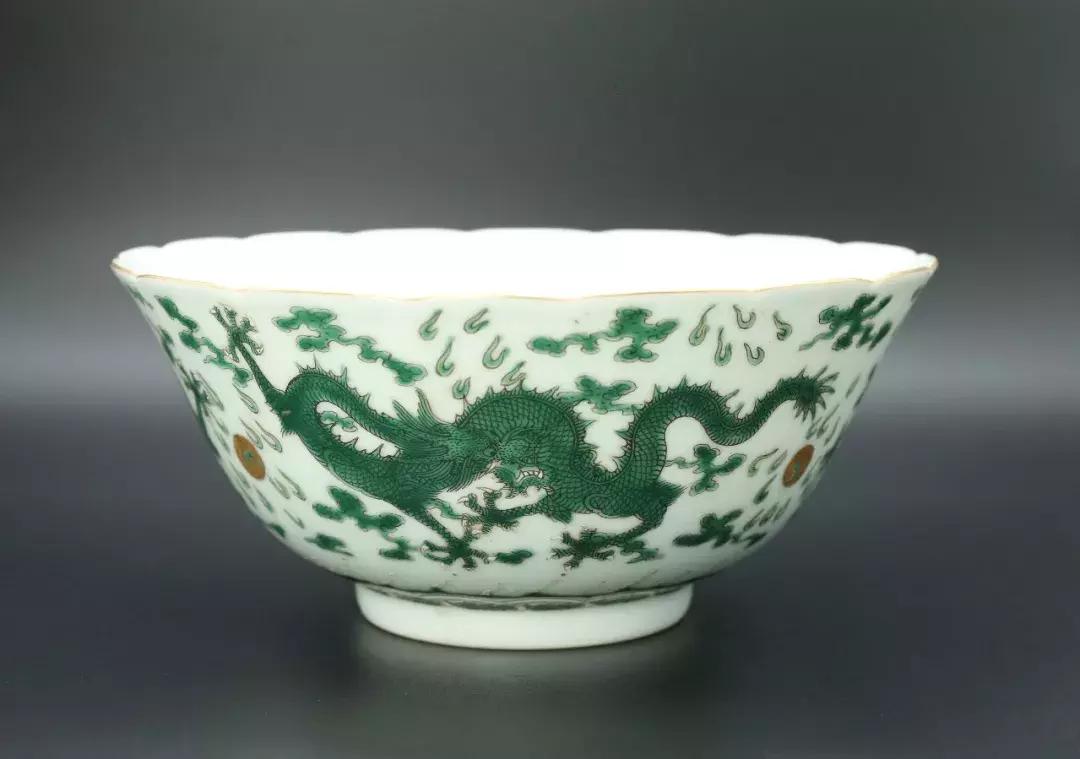 优画佳赏|素三彩：白地绿彩龙纹荷叶碗上玉娇龙