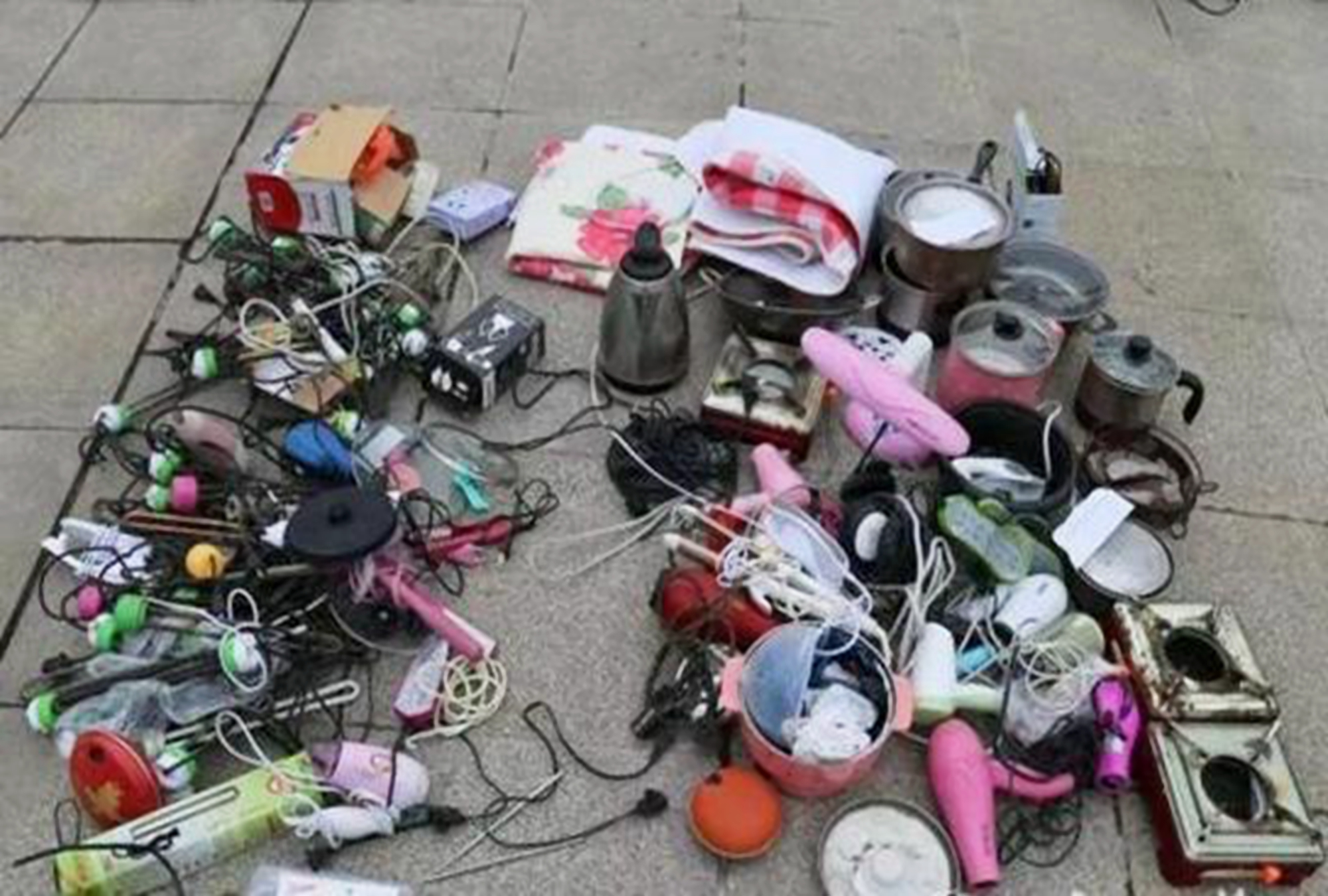 老师“突袭”查寝室，男生宿舍“禁品套装”五花八门，生活很滋润