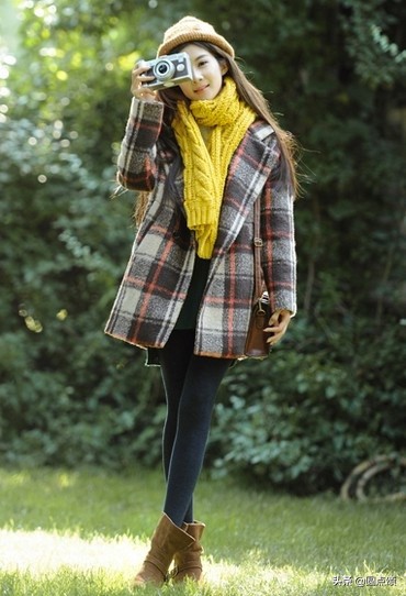 毛呢大衣怎么搭保暖又好看,冬季彩色格子毛呢大衣穿什么内搭