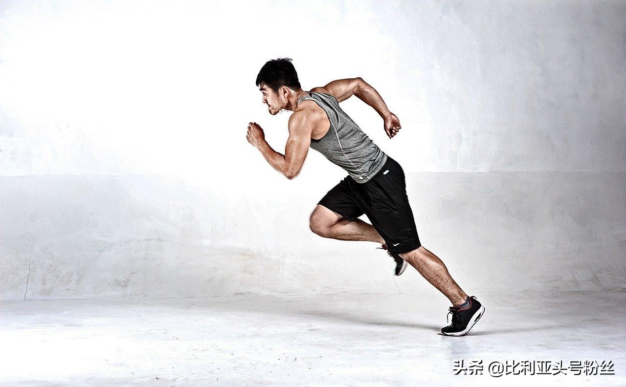 足球运动员腿型,足球运动员的脚越小越好吗