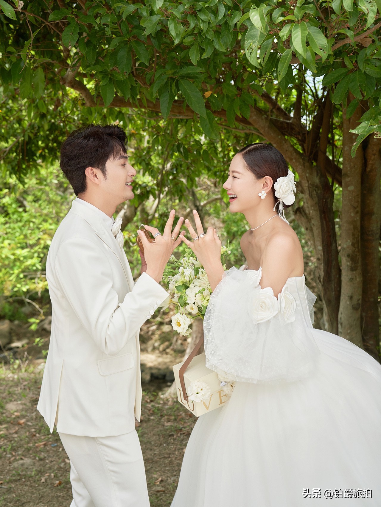 又是一款让人心动的缎面婚纱,美到忍不住收藏的几组婚纱照