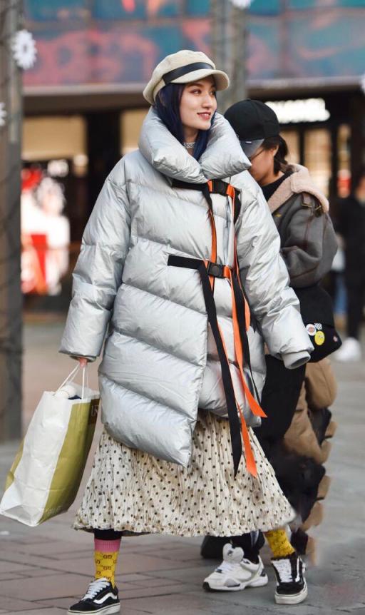 冬天的羽绒服应该怎么穿才时髦,今年冬天羽绒服这样穿保暖又时髦