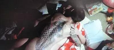 日本黑帮对自己的肉体做「那事」