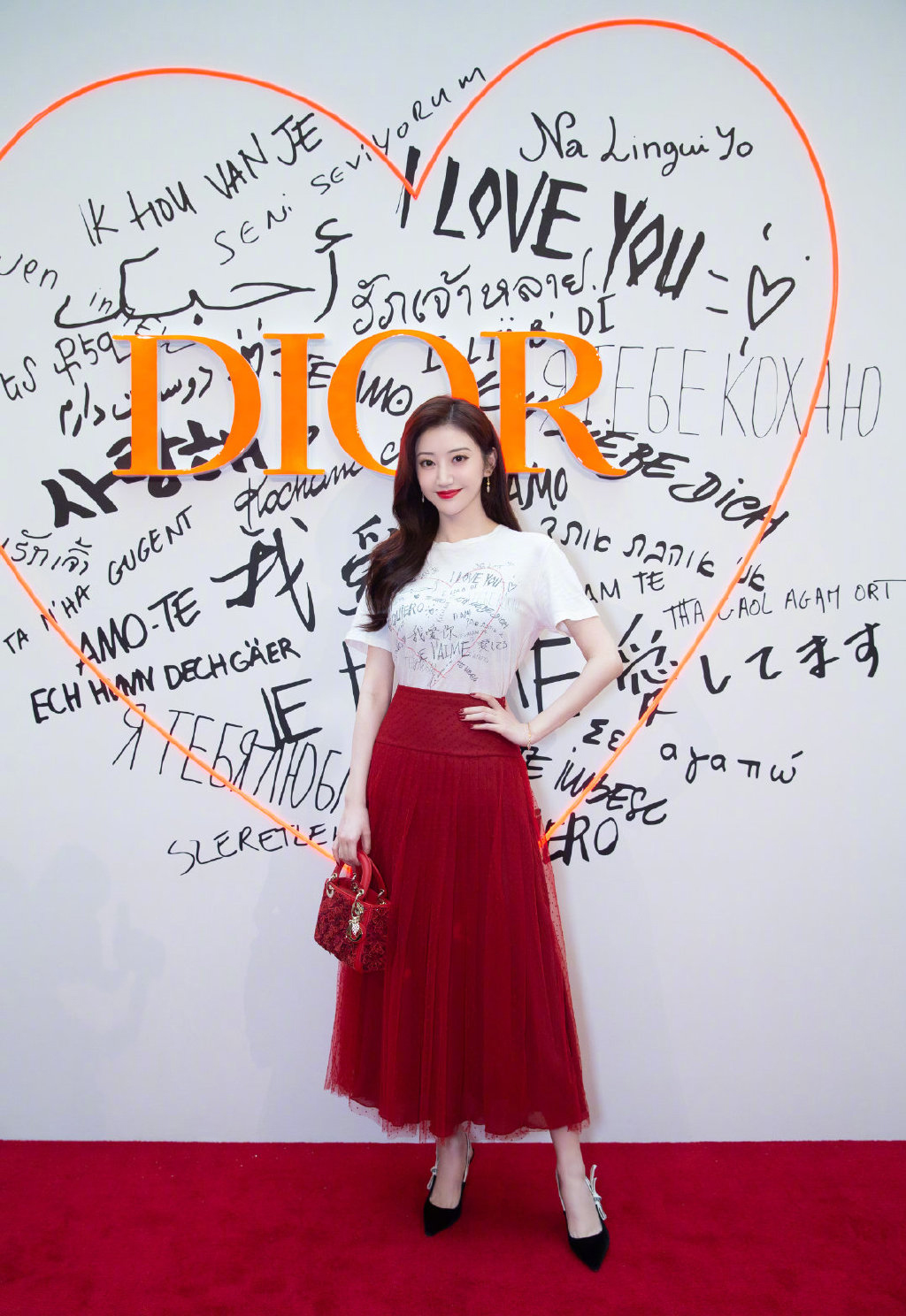 她直播自曝微整形，今穿T恤配大红色轻纱裙，衬得人肤白如雪