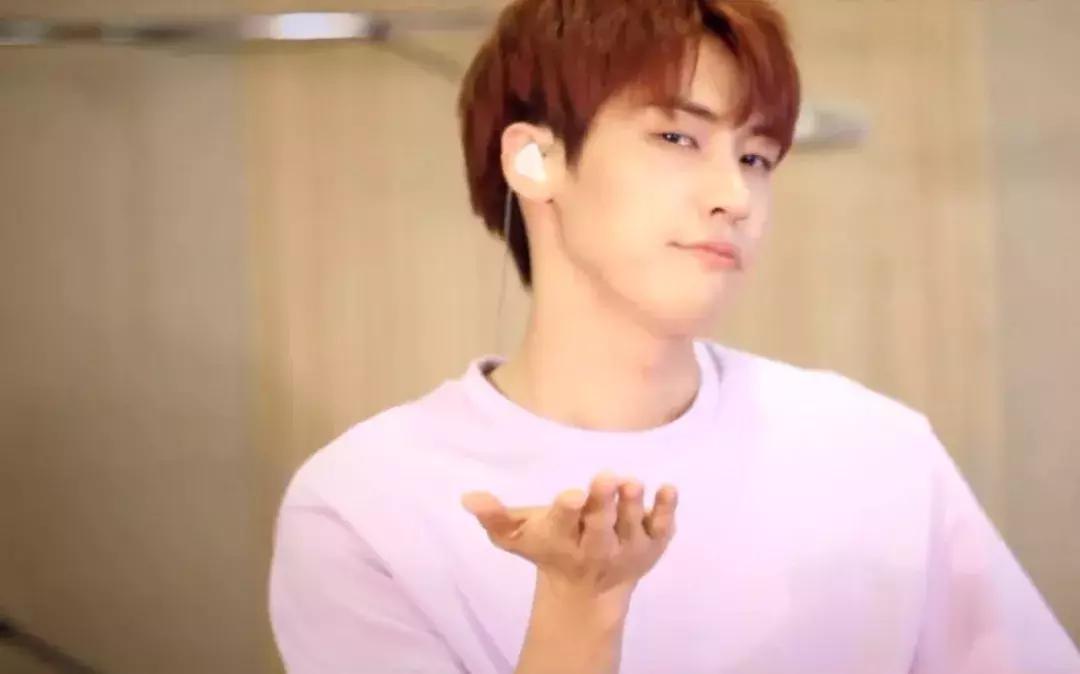 深夜遭醉酒大叔跟踪！男爱豆直播打电话保护女粉丝，网友：太暖！