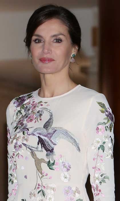 被称为“最励志灰姑娘”的王后，佩戴平价饰品，引领时尚的热潮