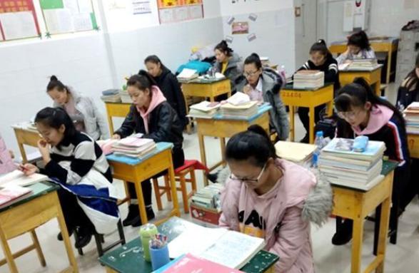 职高“高考班”学生笔记，字迹清晰，和“专业班”形成鲜明对比