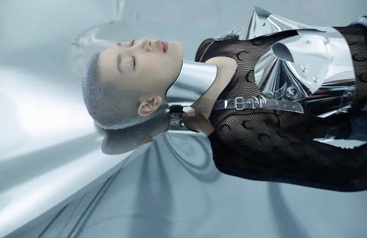 周冬雨银灰色寸头时尚感爆棚,周冬雨短发寸头