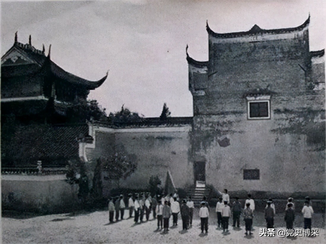 农村包围城市，武装夺取政权：毛*东泽**对中国革命道路最伟大的贡献