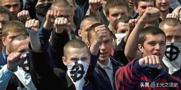 和德国纳粹不共戴天的俄罗斯，为什么有“光头纳粹”?