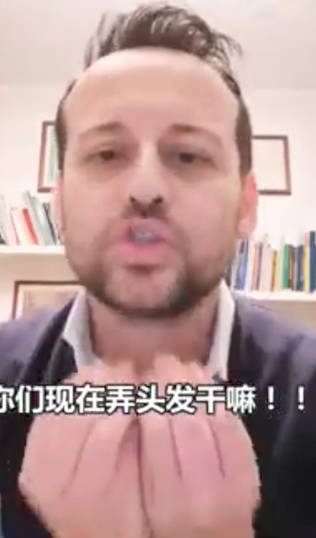 意大利人手势拳头放嘴巴上,意大利人喜欢做什么手势