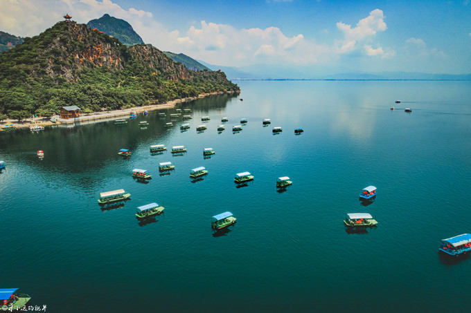 在高山湖泊边拍摄的风景照片湖底,绝美天池风光摄影照片