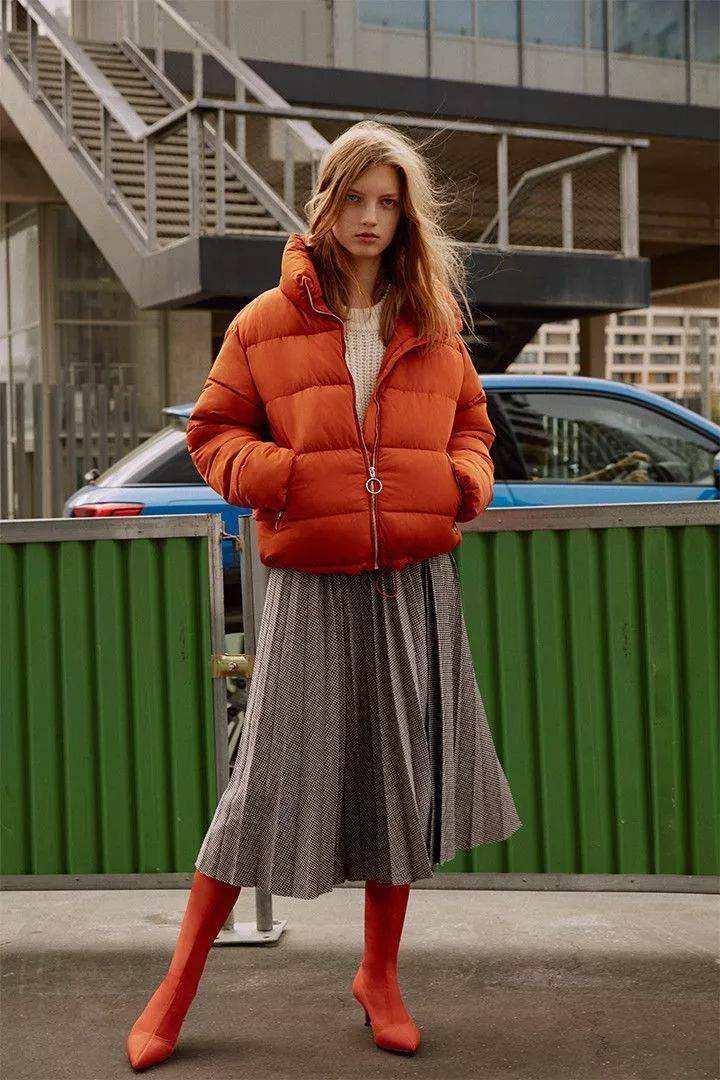 百褶裙今年流行百搭显瘦收腰冬款,版型好的百褶裙配卫衣