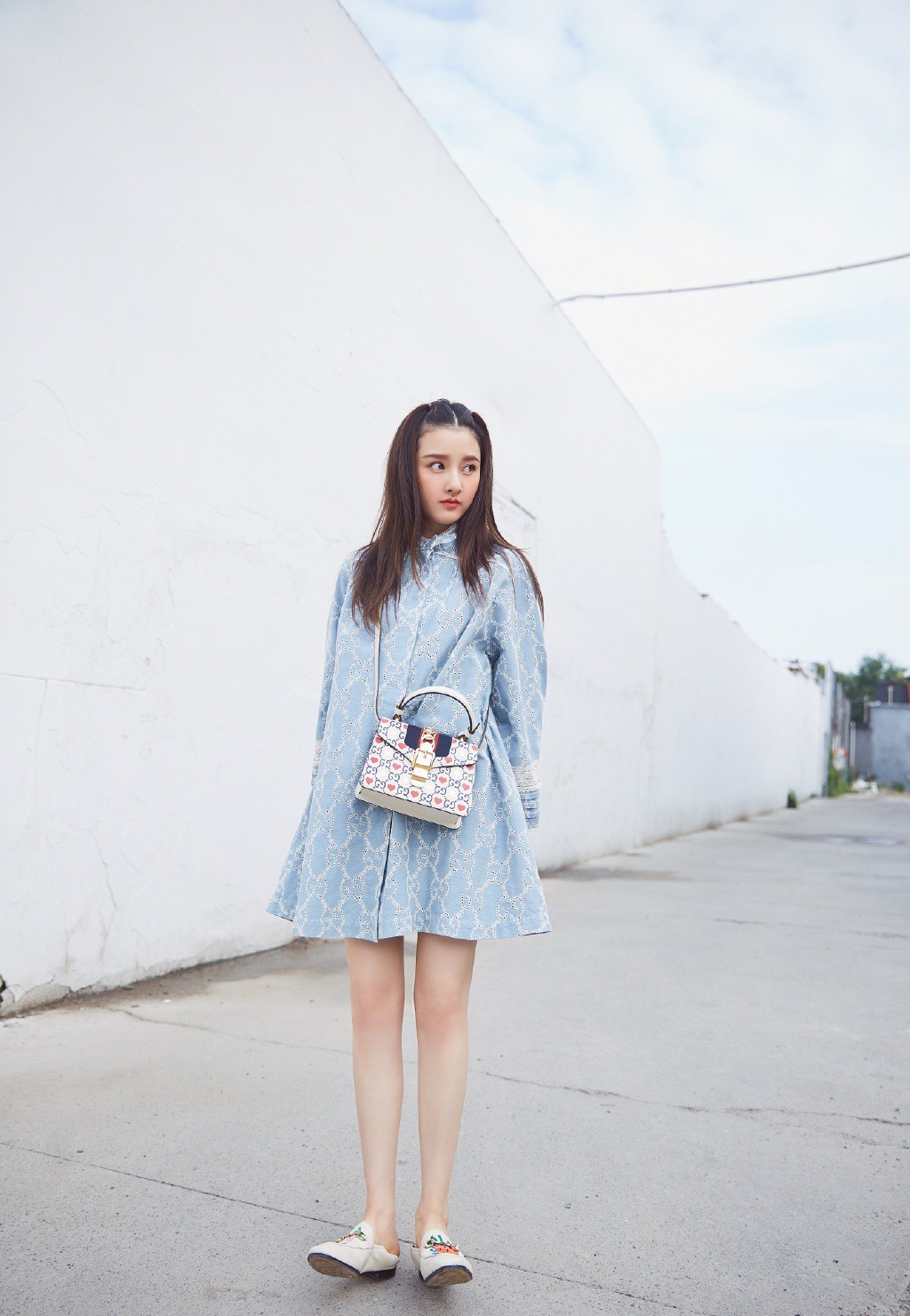 她是《九州缥缈录》的羽然，穿淡蓝色连衣裙配俩小辫，俏皮又可爱