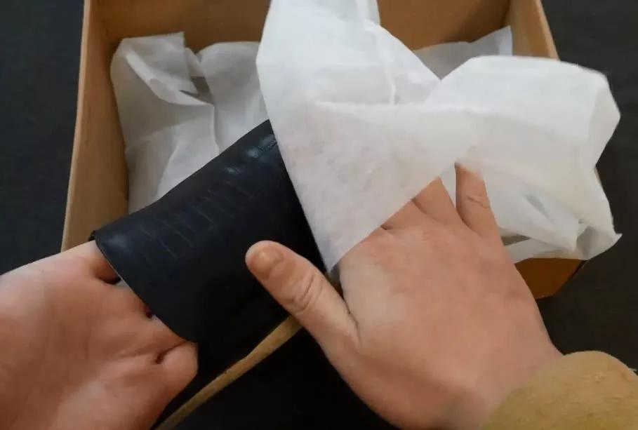 买了20年鞋，才知道鞋盒里的白布纸这么重要，后悔扔了那么多