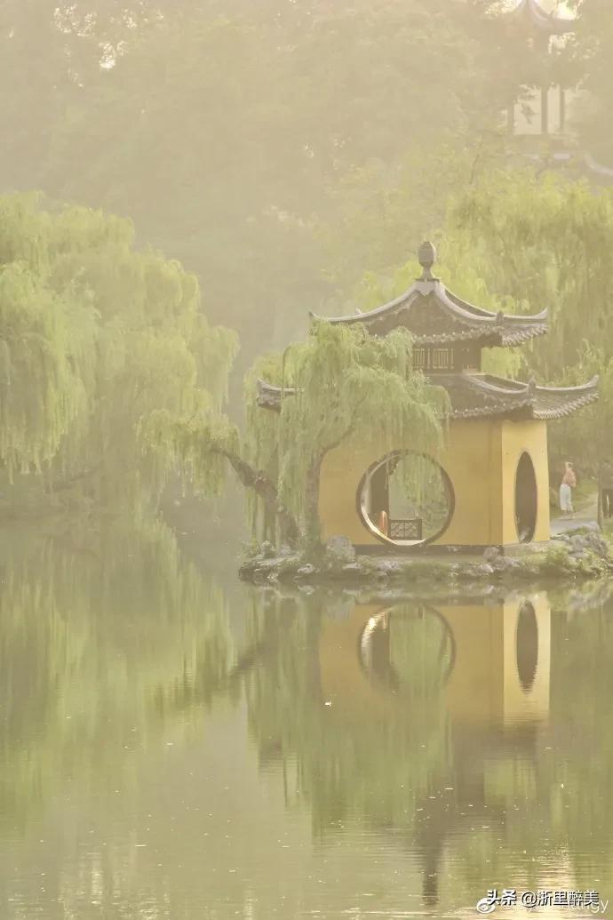 湖光秋月两相和古诗,湖光秋月两相和的诗意