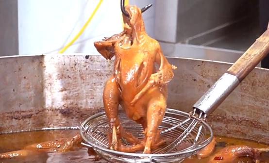 摆地摊卖手撕鸡一天卖5只,河南大爷路边卖鸡40年