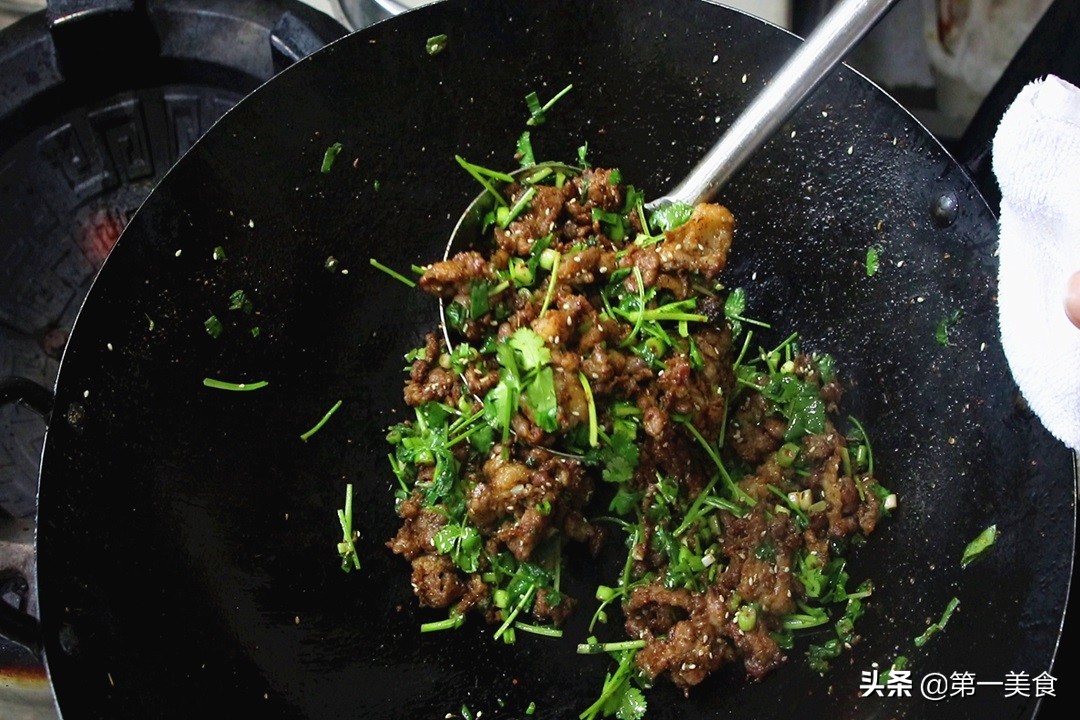 孜然羊肉用羊肉片还是羊肉卷好吃,煮熟的羊肉爆炒的做法孜然羊肉