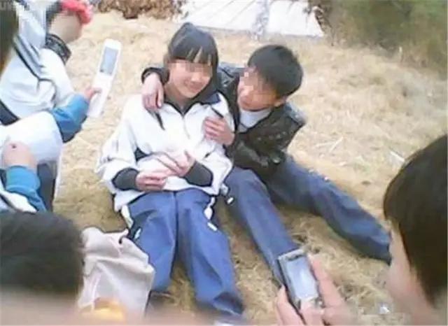 小情侣公交车上甜蜜拥吻新闻,情侣公交站拥吻路人