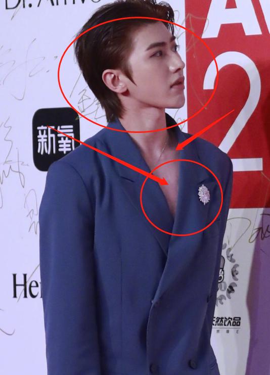 蔡徐坤受邀风尚大典，里衣失踪粉丝不淡定，生图神似男版芭比娃娃