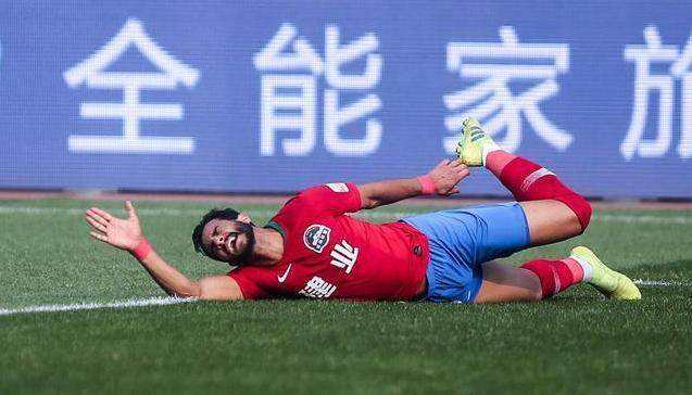 南拳北腿！红牌创纪录，王小平忙练签名，为何连外援都被传染？