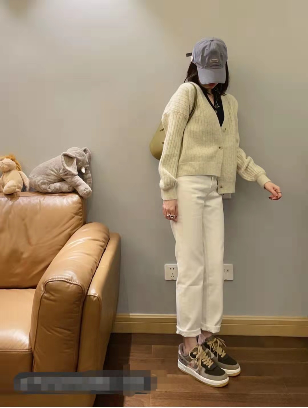 秋天白色裤子配什么颜色上衣好看