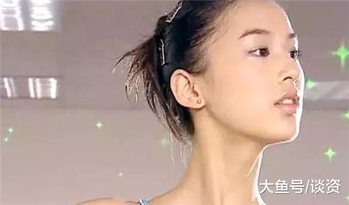 黄圣依踢足球最美照,黄圣依带三个孩子