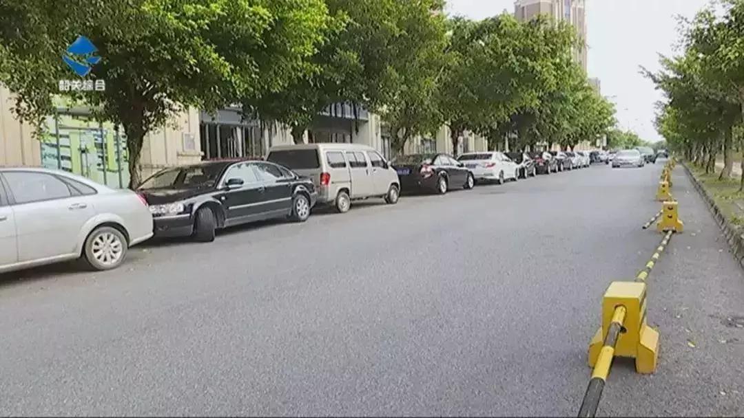 金色江湾这段路车辆乱停，夜晚消防车进出困难……