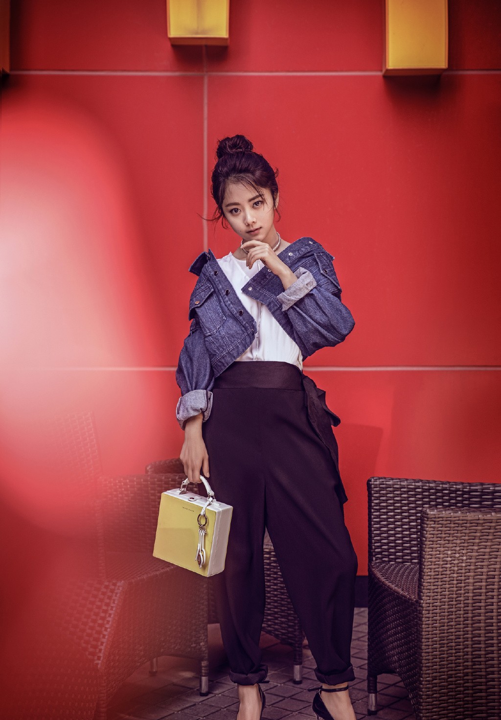 谭松韵针织衫配短裙少女感十足,谭松韵同款衣服卫衣