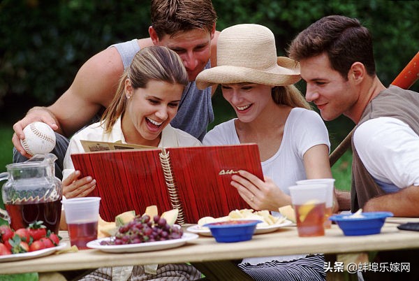 拍婚纱照全买还是只挑套餐,拍婚纱照与办酒席哪个好