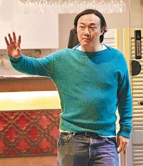 油腻大叔发型2020流行发型,40岁大叔雅痞风格侧背小卷发型