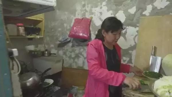 夫妻生了八个孩子在北京蜗居,北京一家四口蜗居45平米