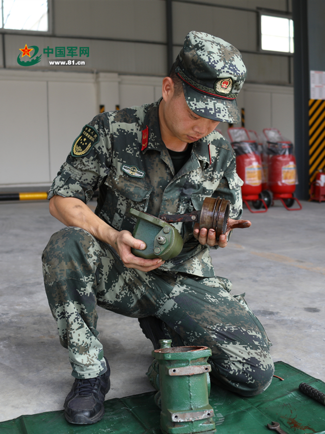 绝活！这位“油腻”小哥为啥能55秒识别15种油品？