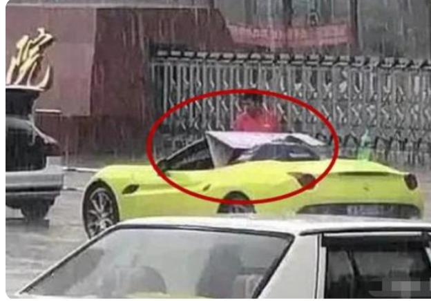 开480万法拉利接孩子放学被骂炫富,男生开800万法拉利