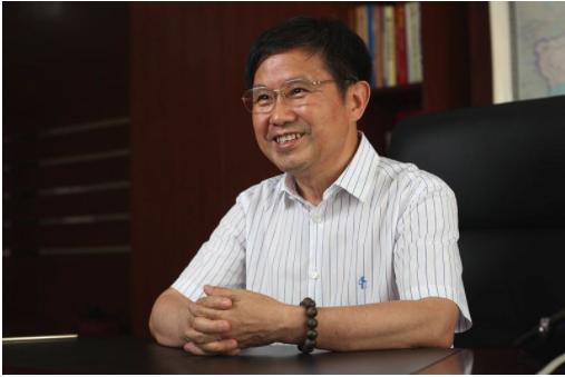 从乡村崛起的首富,从普通教师到中国首富