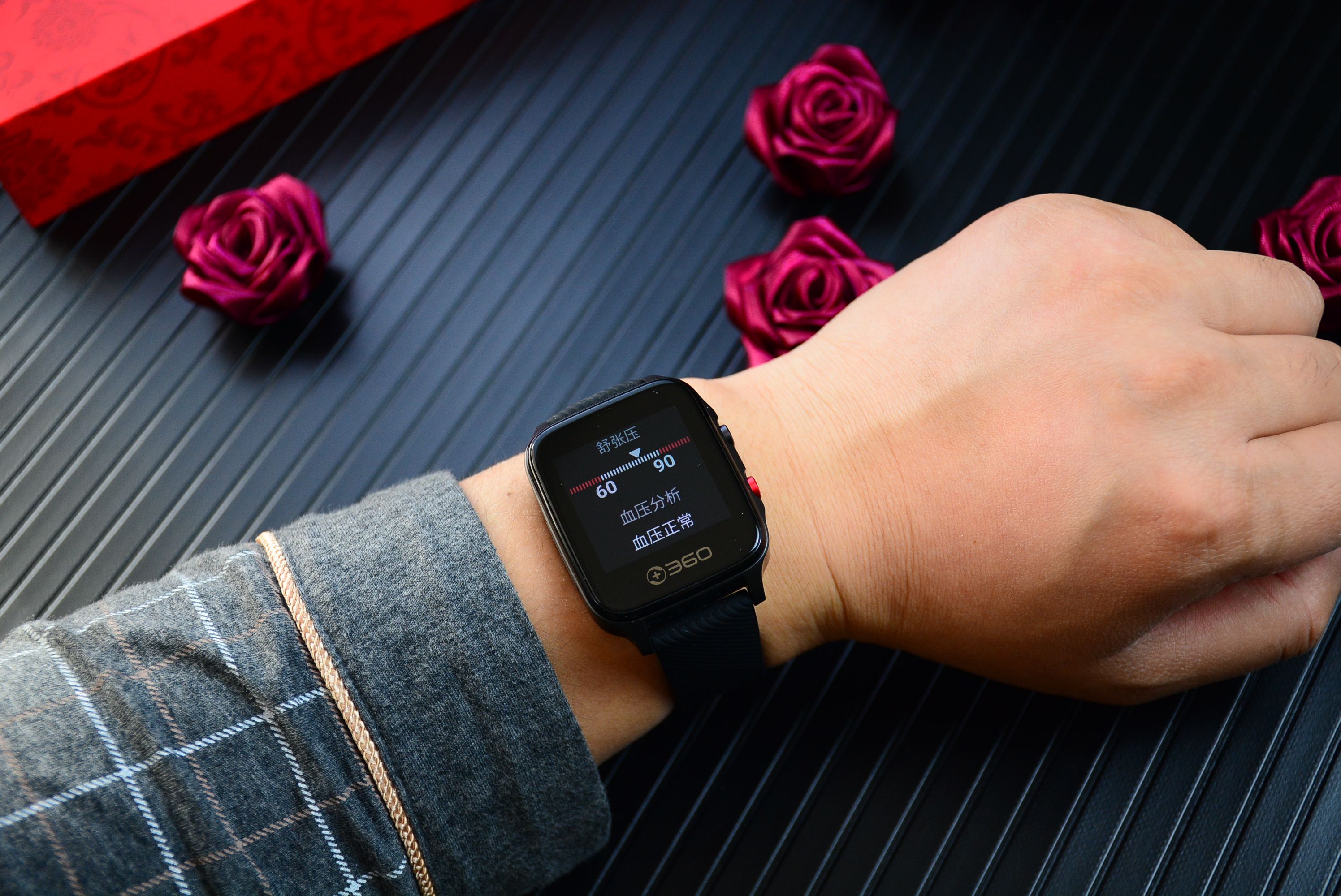 父母不来城里，只在老家，我用360手表Pro监测他们健康