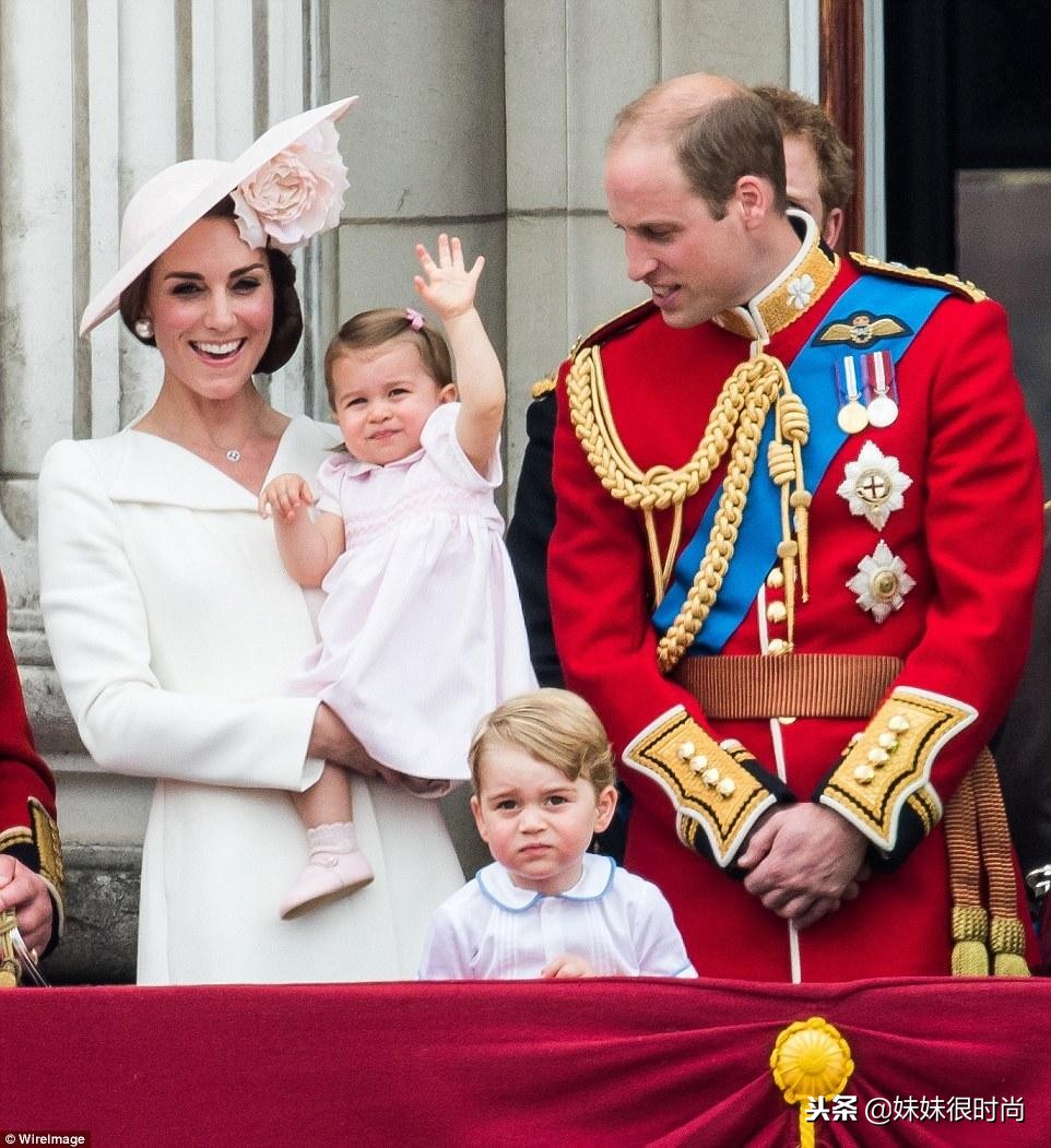 威廉凯特带乔治和夏洛特,凯特王妃绑马尾蝴蝶结