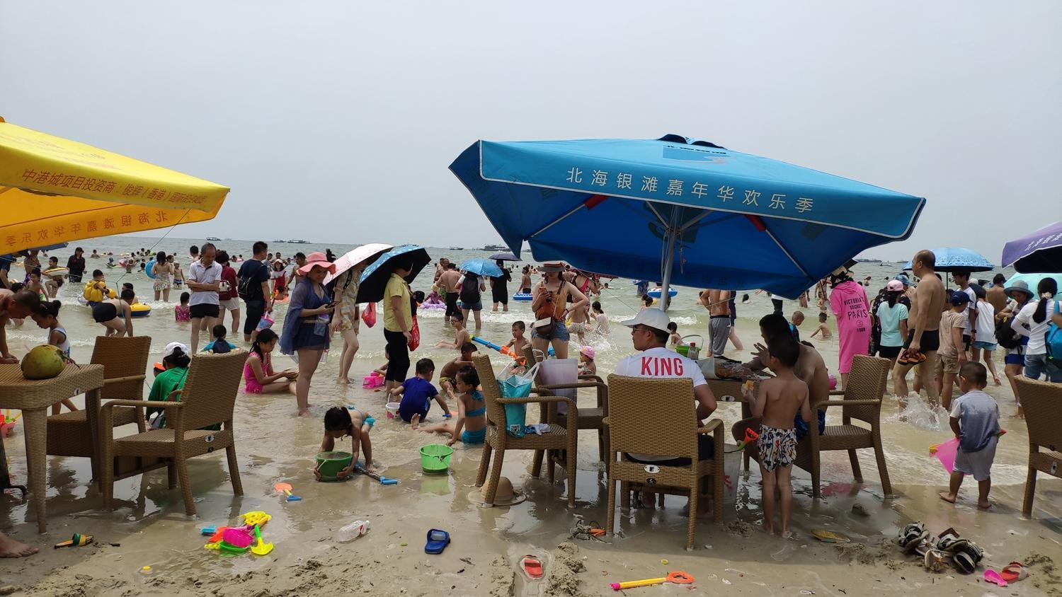 一望无际的人头太吓人了！这辈子第一次在银滩见那么多人