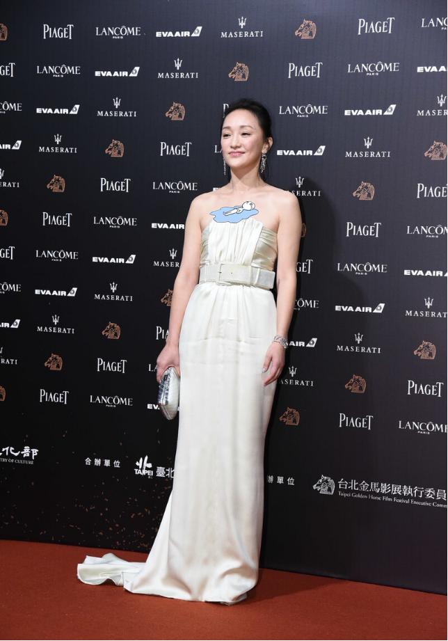 周迅也是小个子穿搭典范,周迅穿露肩裙扎马尾秀身材