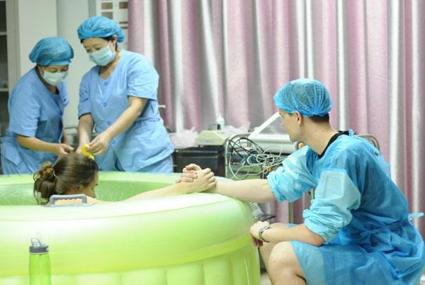 一边潜水一边生孩子，外国人真强大，“水中分娩”你了解吗？