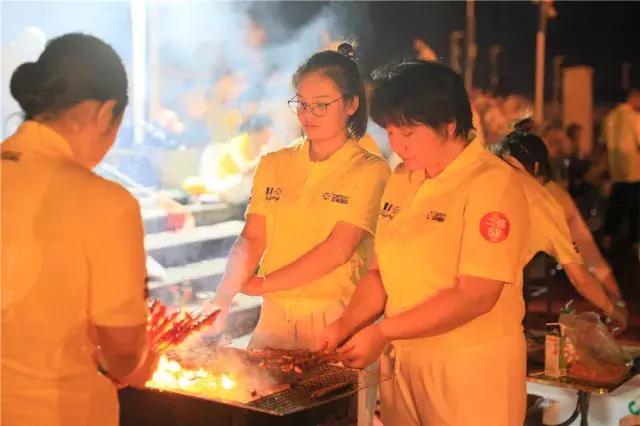 巨邦快乐集结号丨看见了，其中一艘游艇上，是我们的船长大舅哥