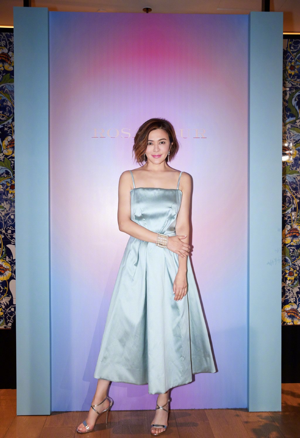 关之琳港风黑裙造型,关之琳黑连衣长裙照